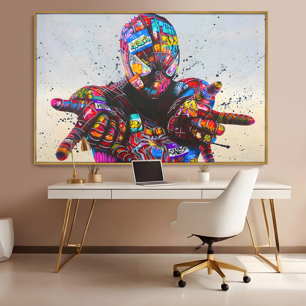 Tablou canvas cu tablou canvas cu omul paianjen in stil grafitti, in rama de aluminiu auriu, pe perete intr-un birou